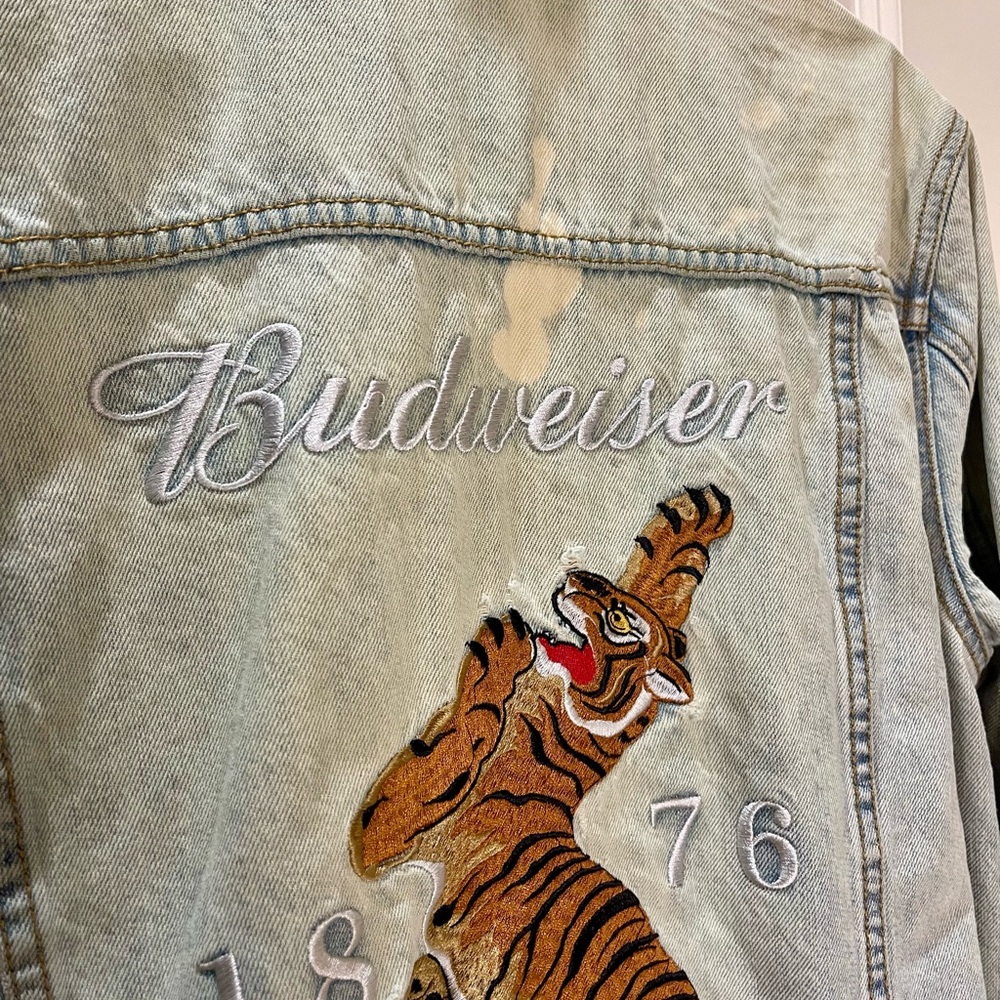 Rare Budweiser Distressed Light Blue Denim Jacket w/Embroidered Tiger Size M/L - Picture 6 of 16